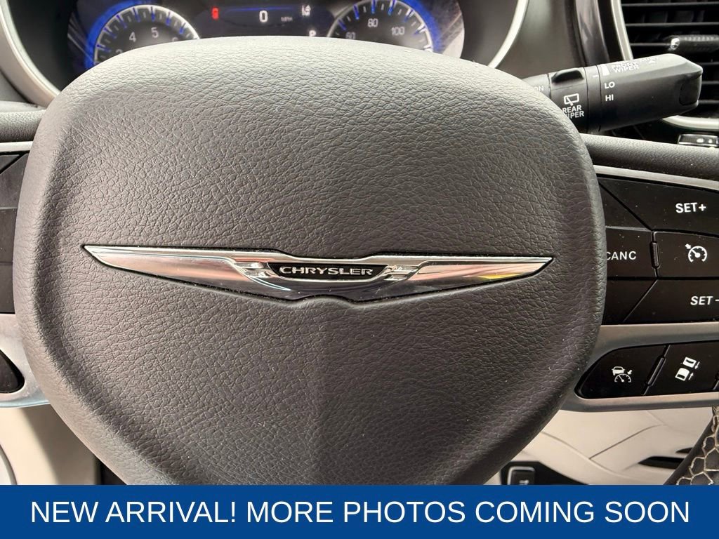 Used 2024 Chrysler Pacifica Touring-L image 17