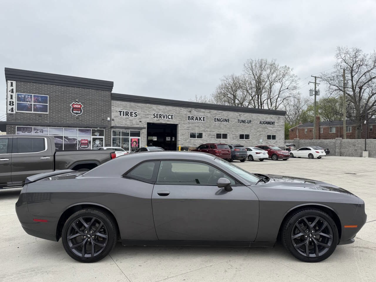 Used 2019 Dodge Challenger SXT w/ Blacktop Package RWD image 8
