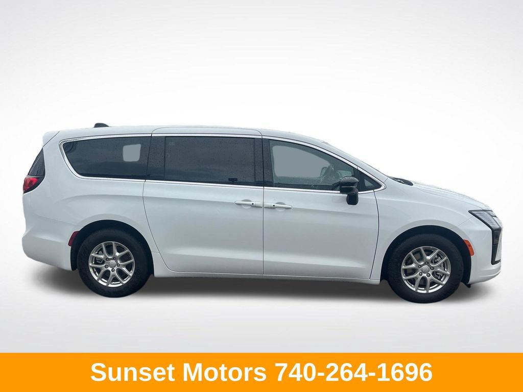 New 2027 Chrysler Pacifica Select FWD image 6