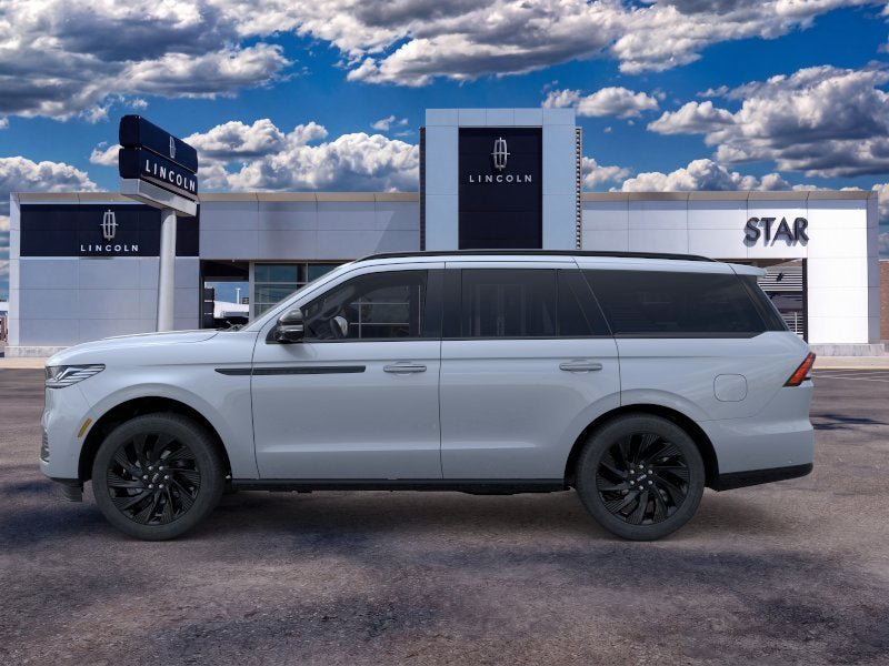 New 2026 Lincoln Navigator Reserve w/ Jet Appearance Package AWD/4WD image 3