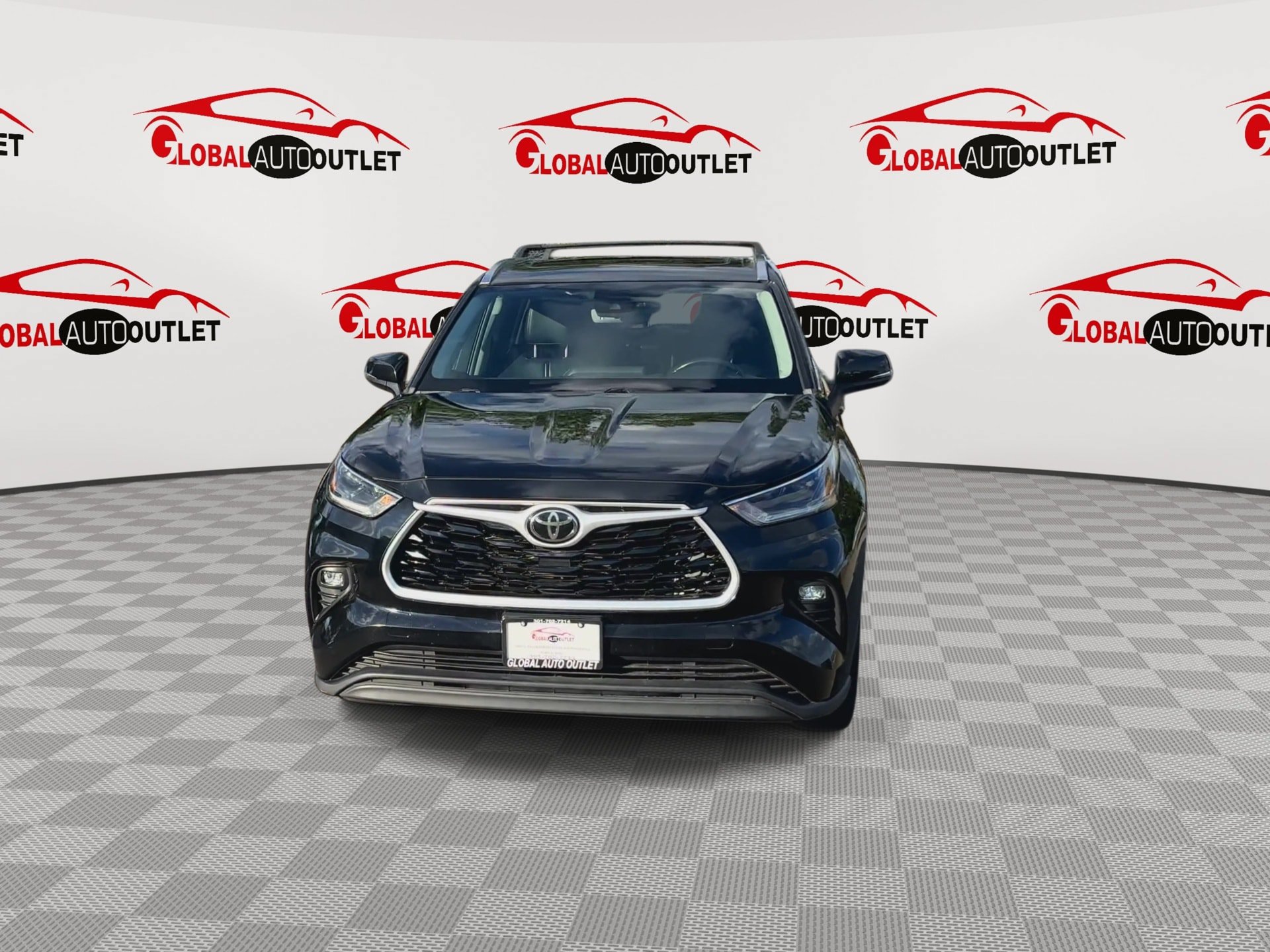 Used 2021 Toyota Highlander XLE AWD/4WD image 3