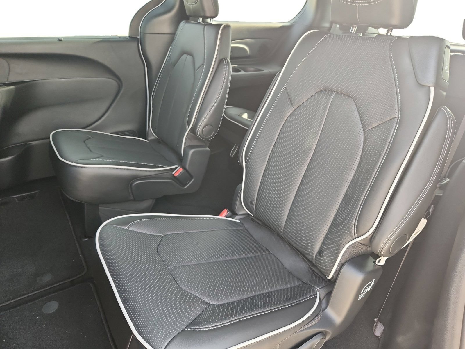 New 2027 Chrysler Pacifica Limited FWD image 23