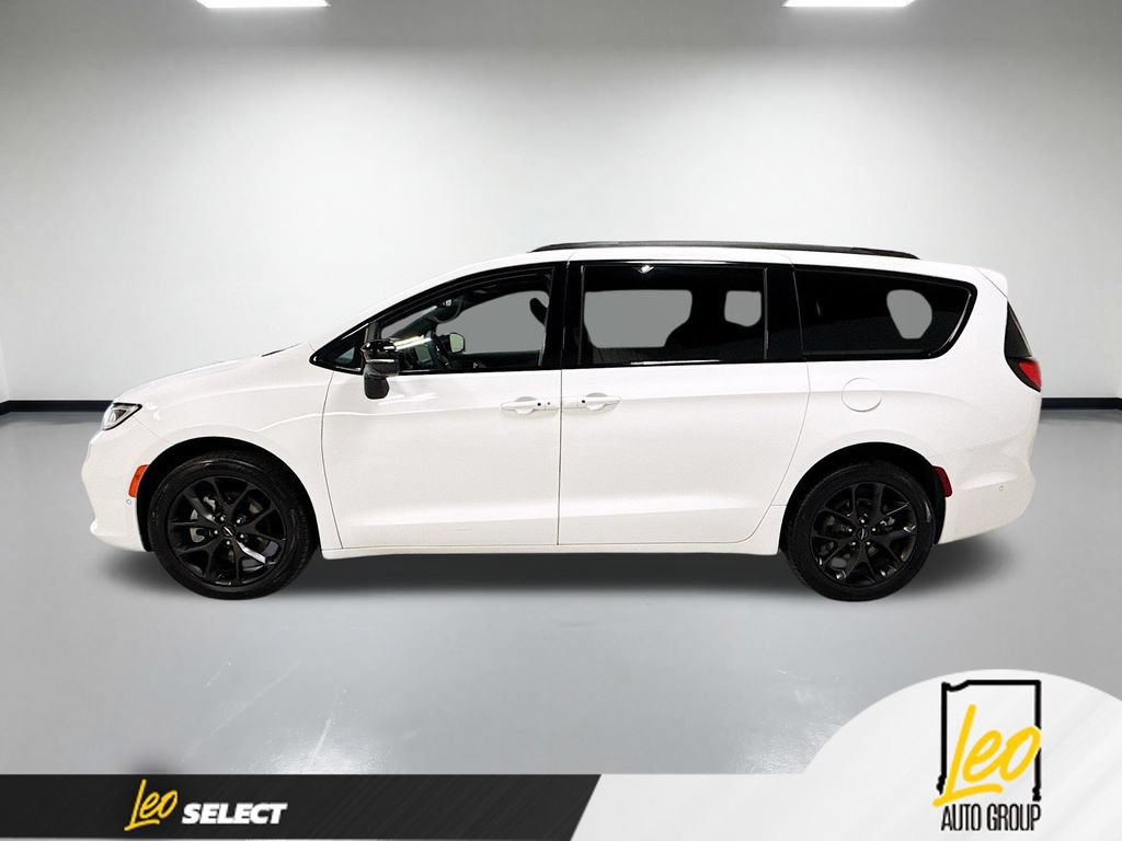 Used 2023 Chrysler Pacifica Limited w/ Uconnect Theater Family Group AWD/4WD image 11