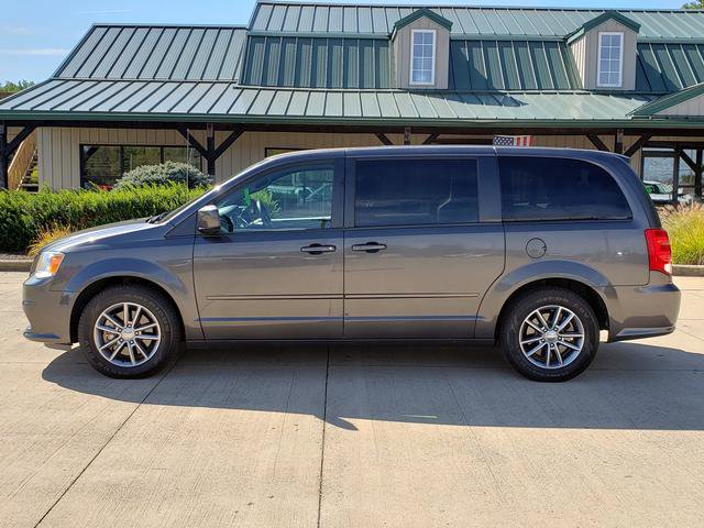 Used 2016 Dodge Grand Caravan SE image 2