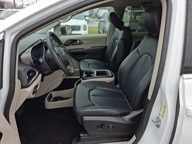 Used 2024 Chrysler Pacifica Touring-L image 11