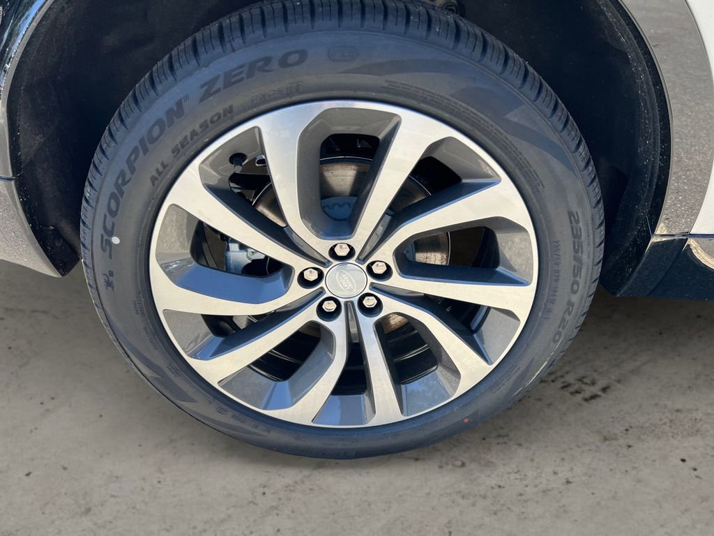 New 2025 Land Rover Discovery Sport Dynamic SE image 12