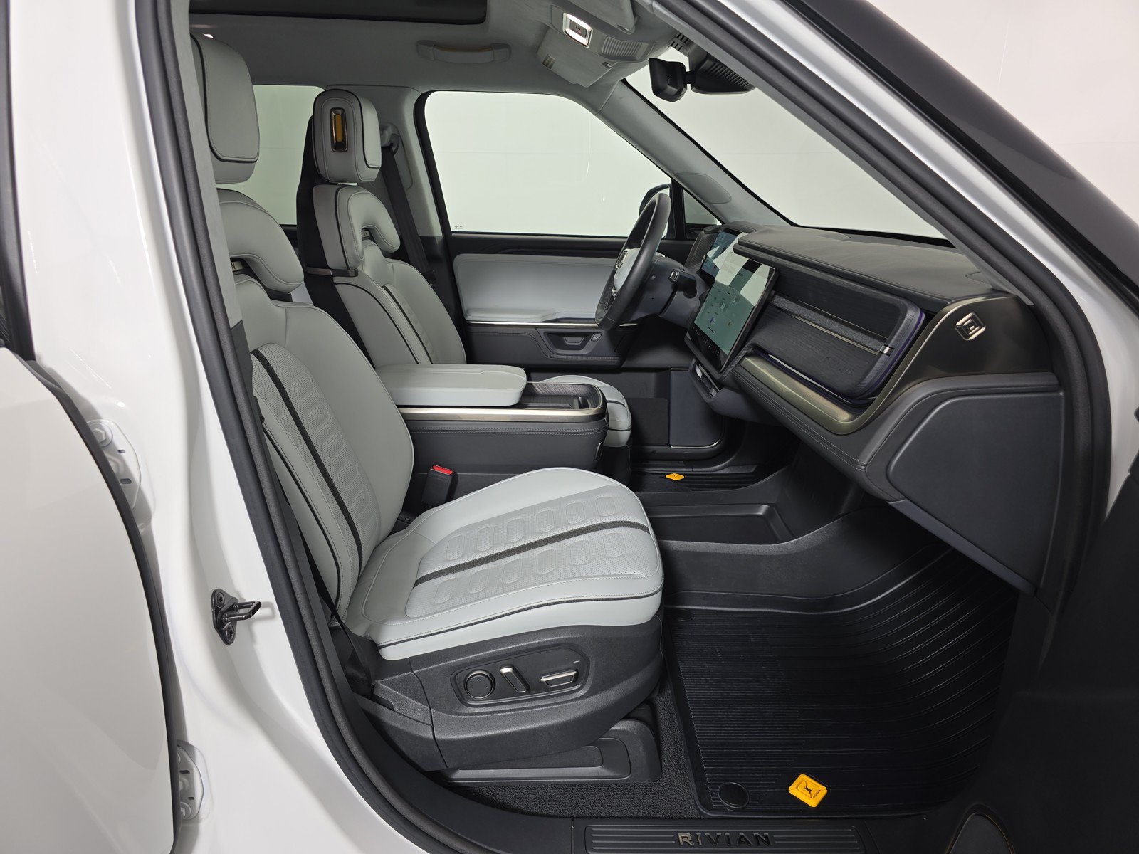 Used 2025 Rivian R1S Adventure AWD/4WD image 24