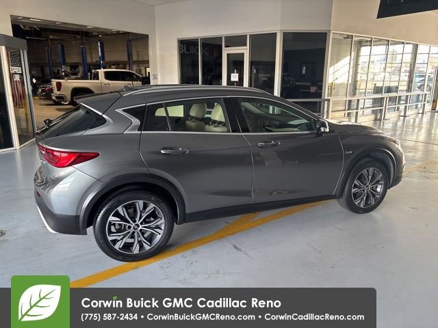 Used 2018 INFINITI QX30 Premium image 9