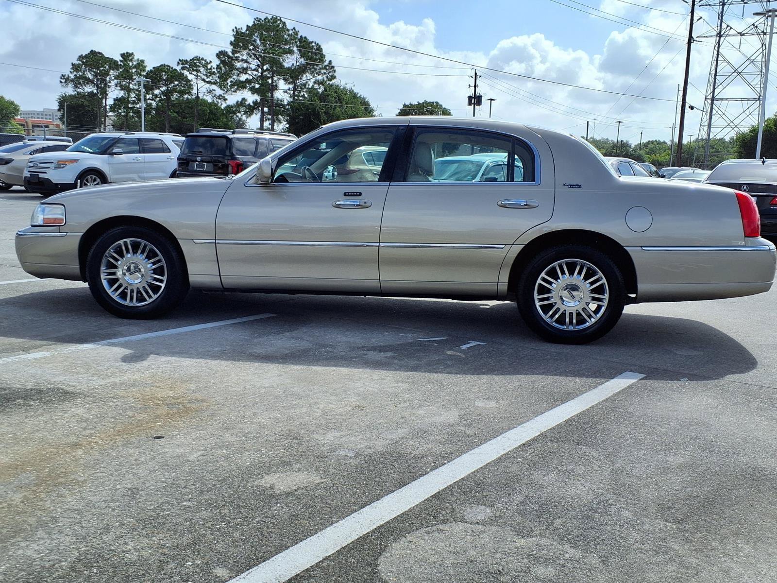 Used 2007 Lincoln Town Car Signature Limited RWD image 21