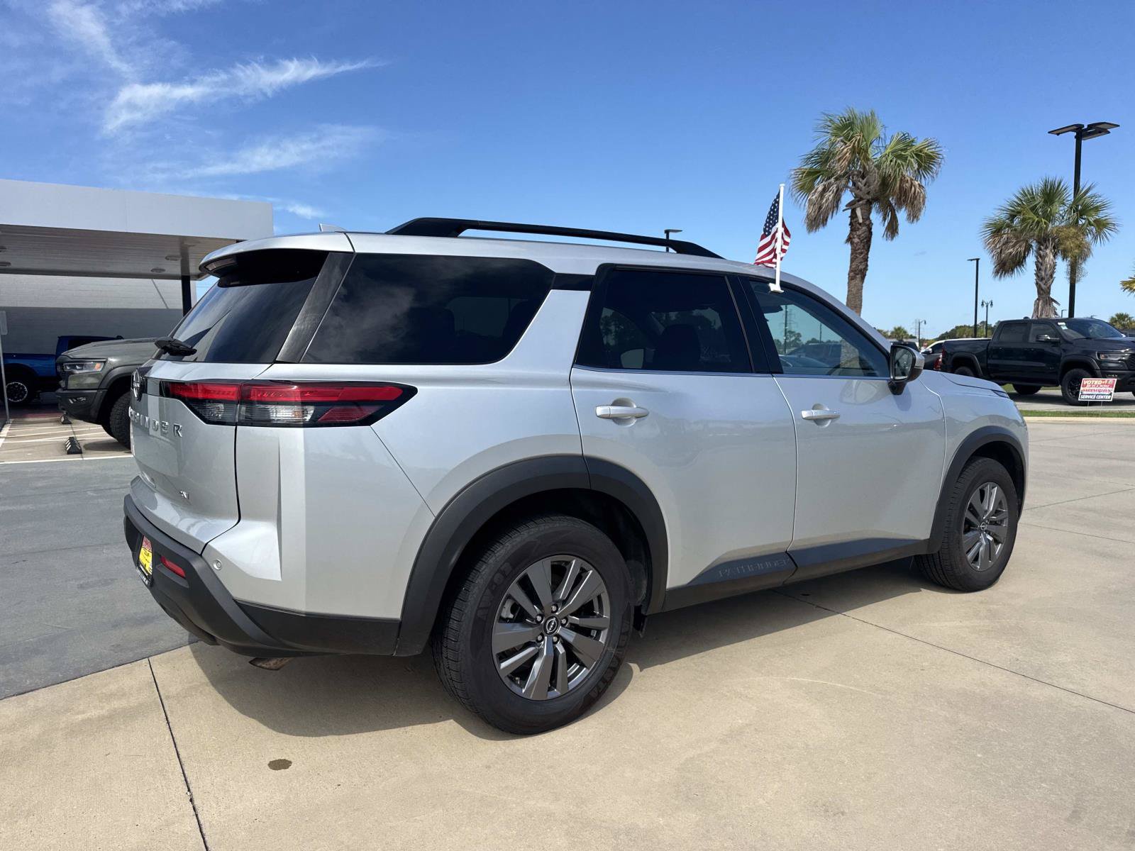 Used 2024 Nissan Pathfinder SV FWD image 7