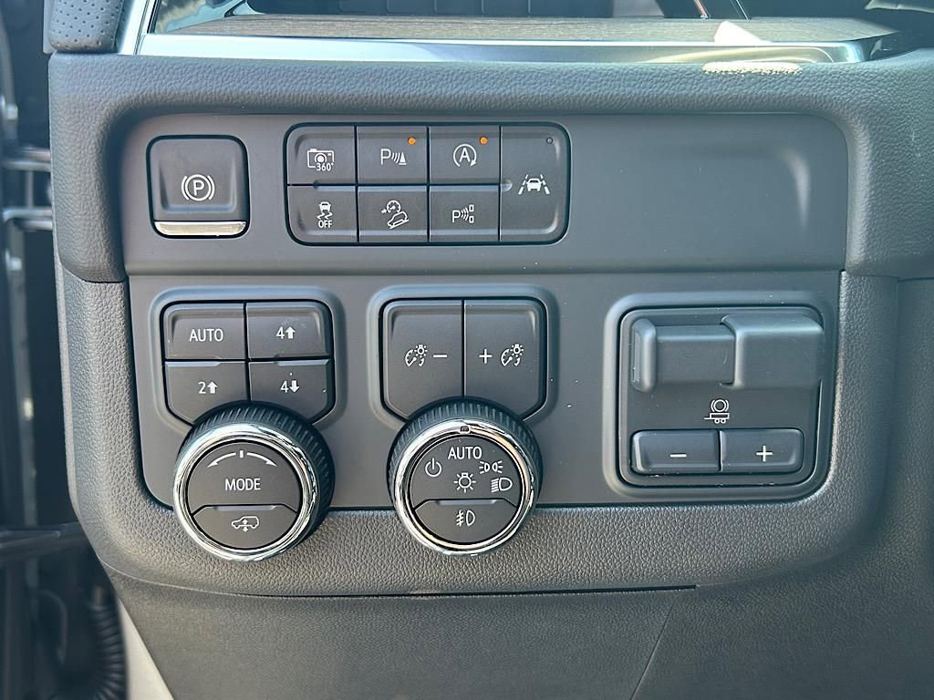 New 2025 Chevrolet Suburban High Country image 17