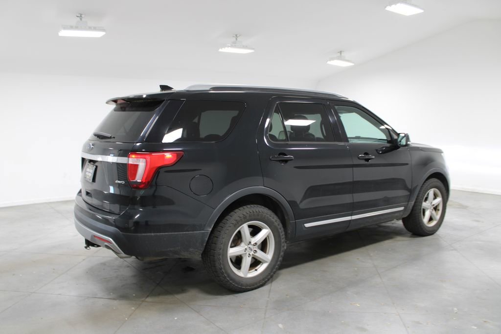 Used 2017 Ford Explorer XLT w/ Equipment Group 201A AWD/4WD image 9