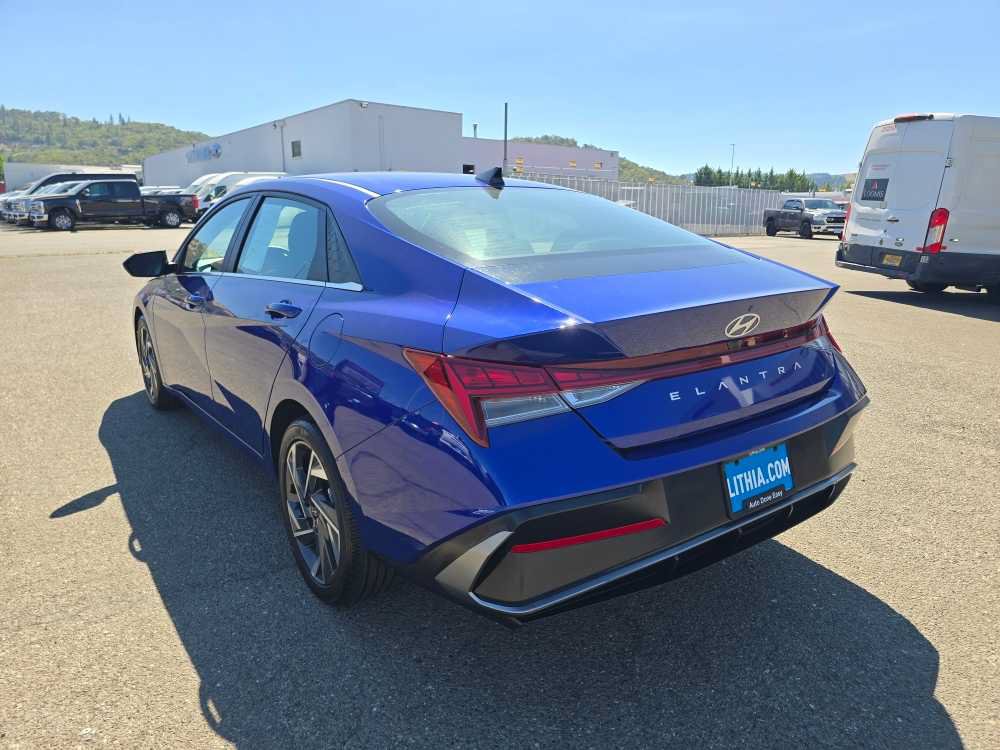 Used 2024 Hyundai Elantra SEL w/ Convenience Package FWD image 3