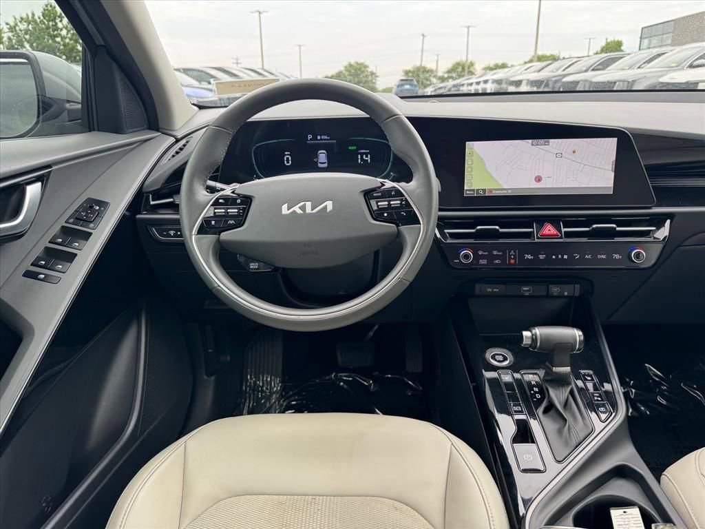 Used 2023 Kia Niro EX FWD image 12