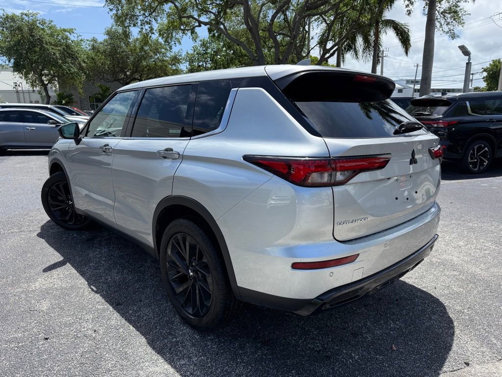 Used 2022 Mitsubishi Outlander SE image 2