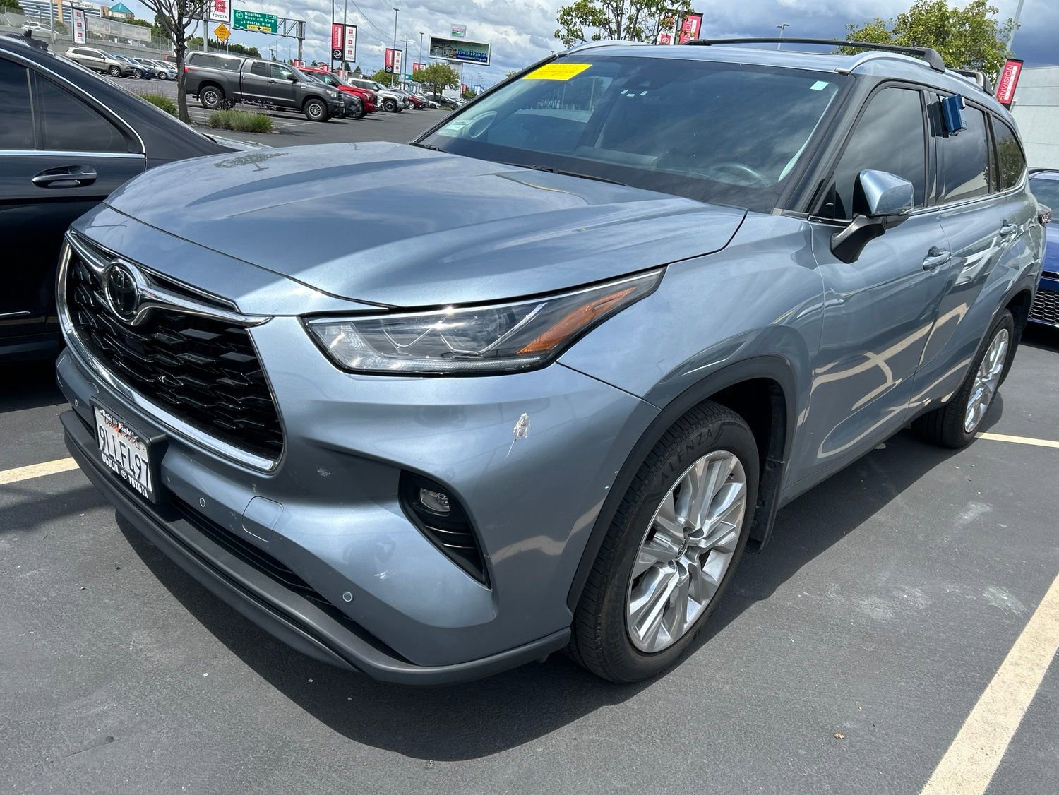 Used 2024 Toyota Highlander Limited AWD/4WD image 2