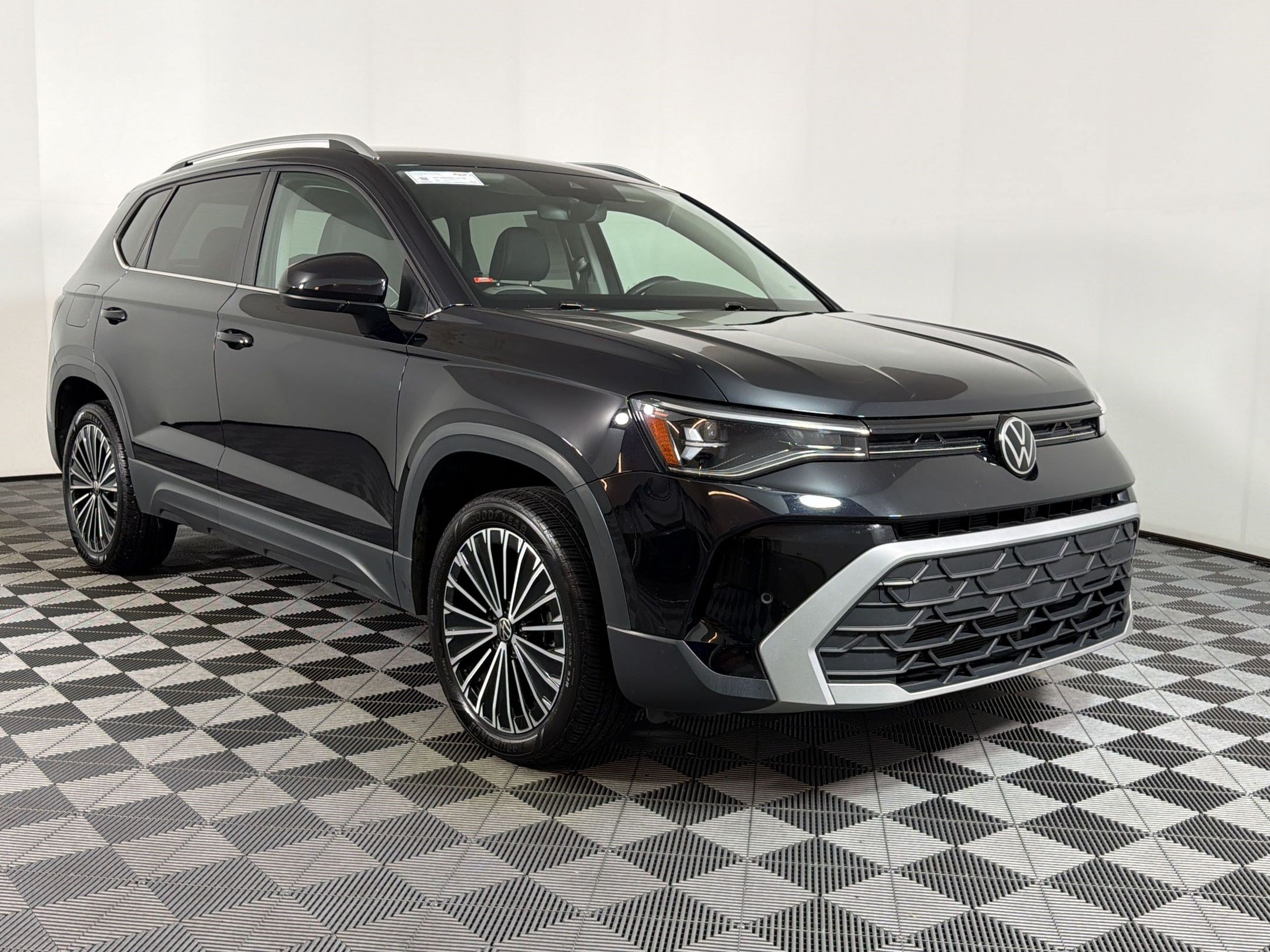 Used 2025 Volkswagen Taos SE FWD image 24