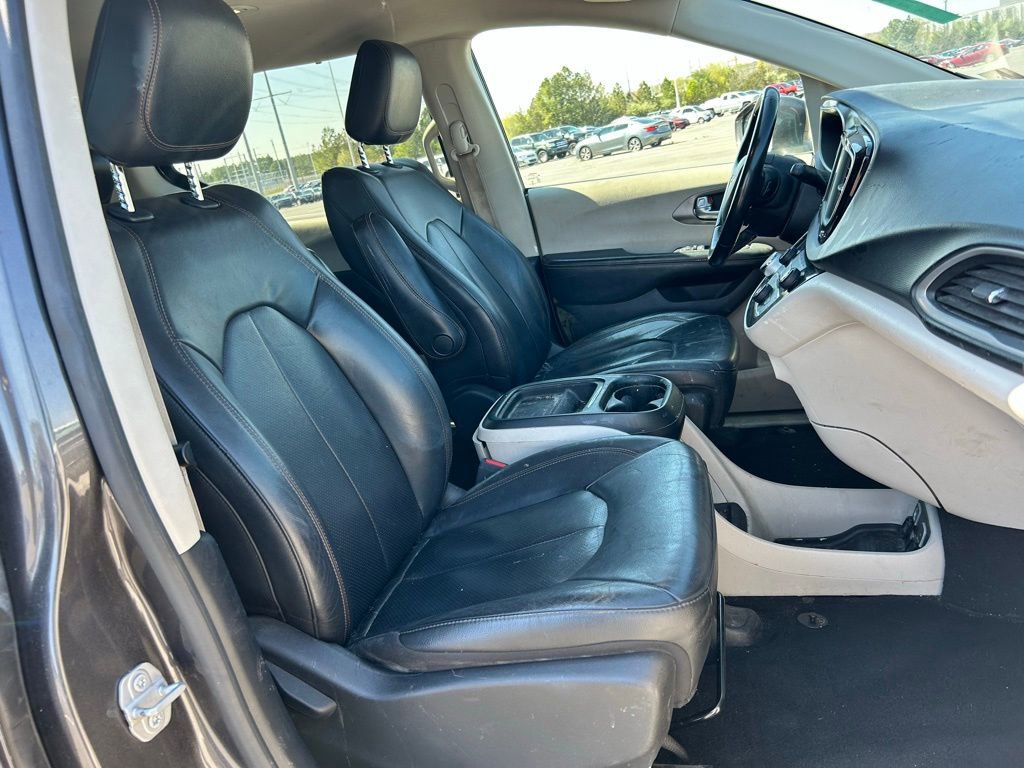 Used 2020 Chrysler Pacifica Touring-L FWD image 11