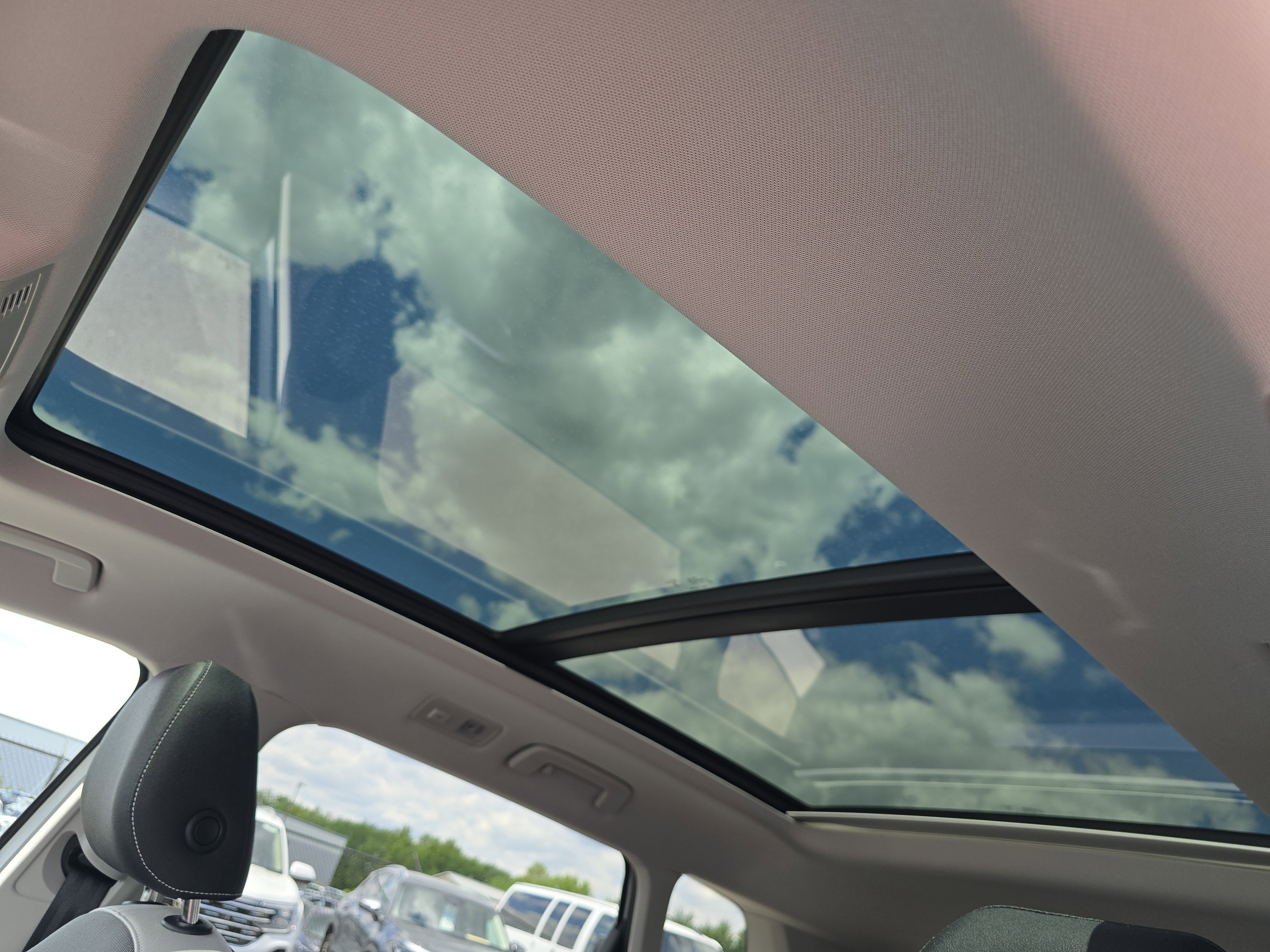 New 2026 Volkswagen Taos SE AWD/4WD image 9