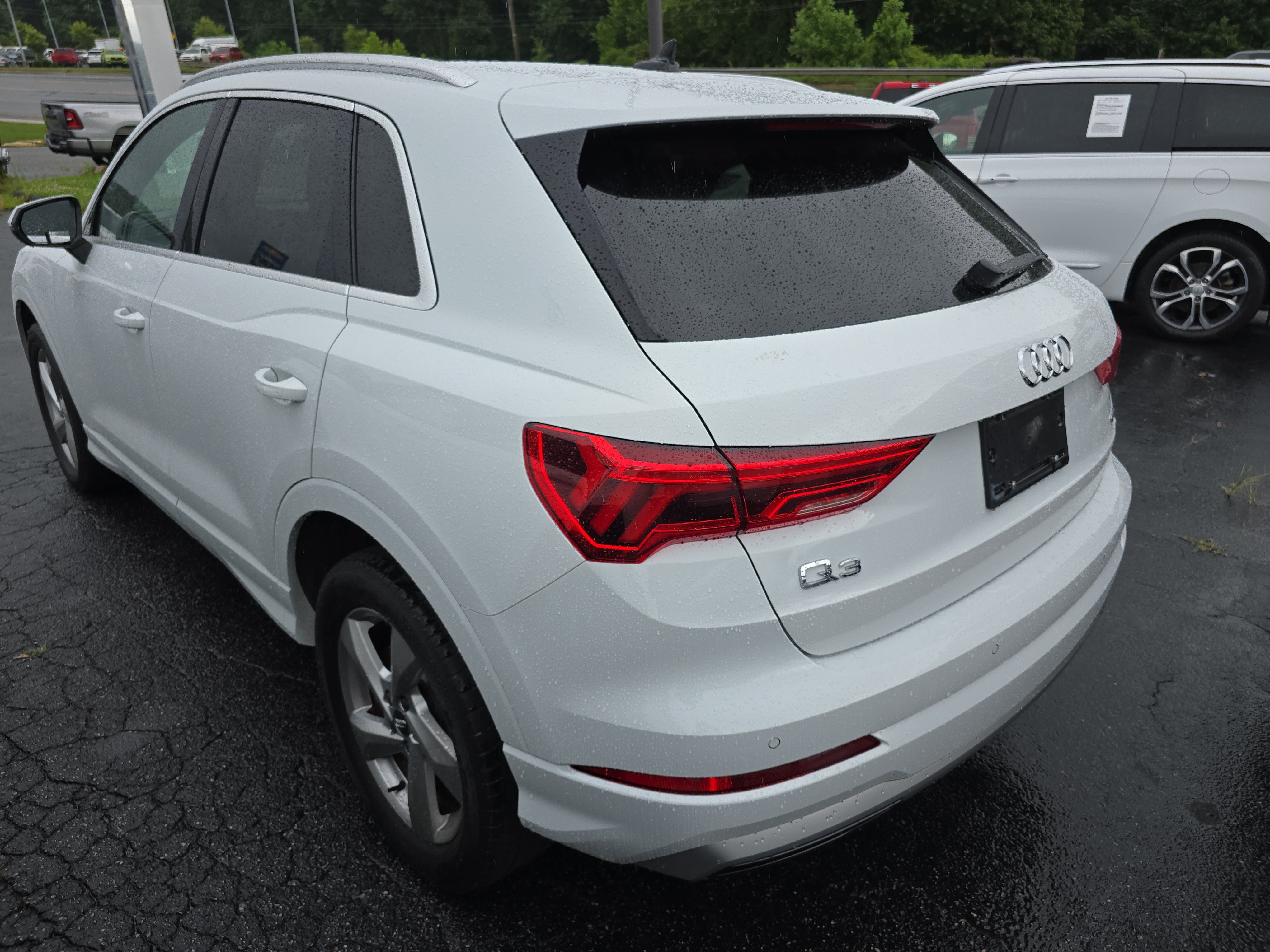 Used 2020 Audi Q3 2.0T Premium w/ Convenience Package AWD/4WD image 3