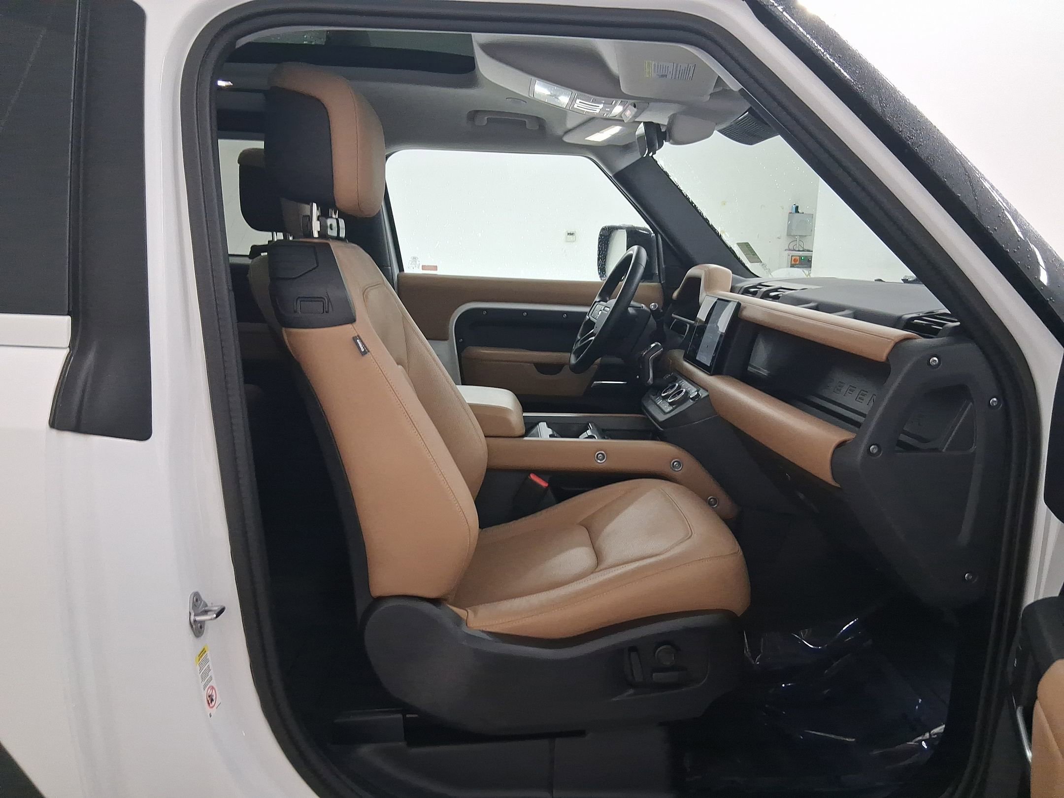 Used 2025 Land Rover Defender 90 S image 28