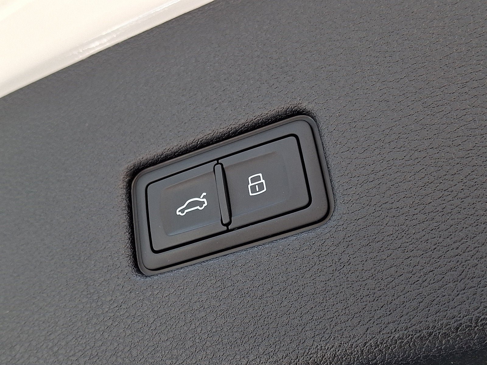 Used 2025 Audi Q8 Premium Plus AWD/4WD image 32