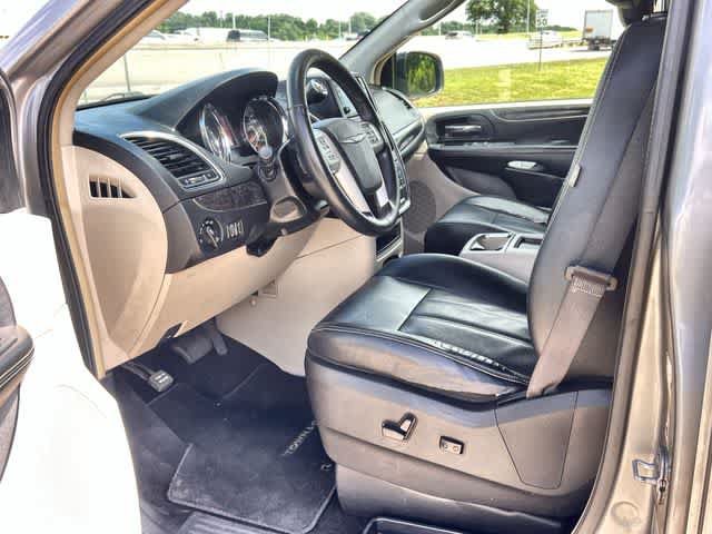 Used 2015 Chrysler Town & Country Touring w/ Driver Convenience Group FWD image 3