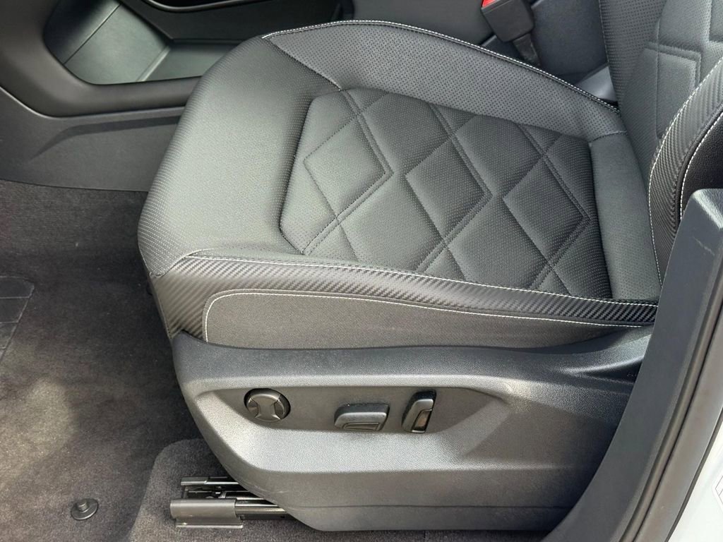 Certified 2025 Volkswagen Atlas Cross Sport SE image 22