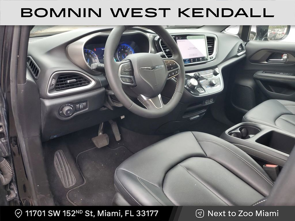 Used 2025 Chrysler Pacifica Select image 21