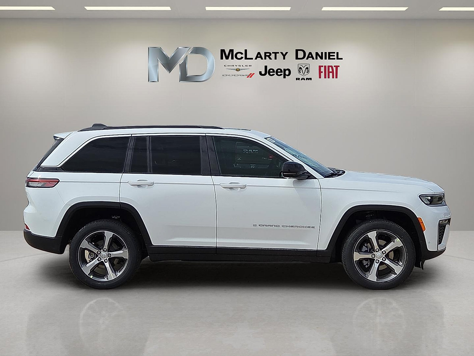 Used 2026 Jeep Grand Cherokee Limited w/ Luxury Tech Group II AWD/4WD image 6