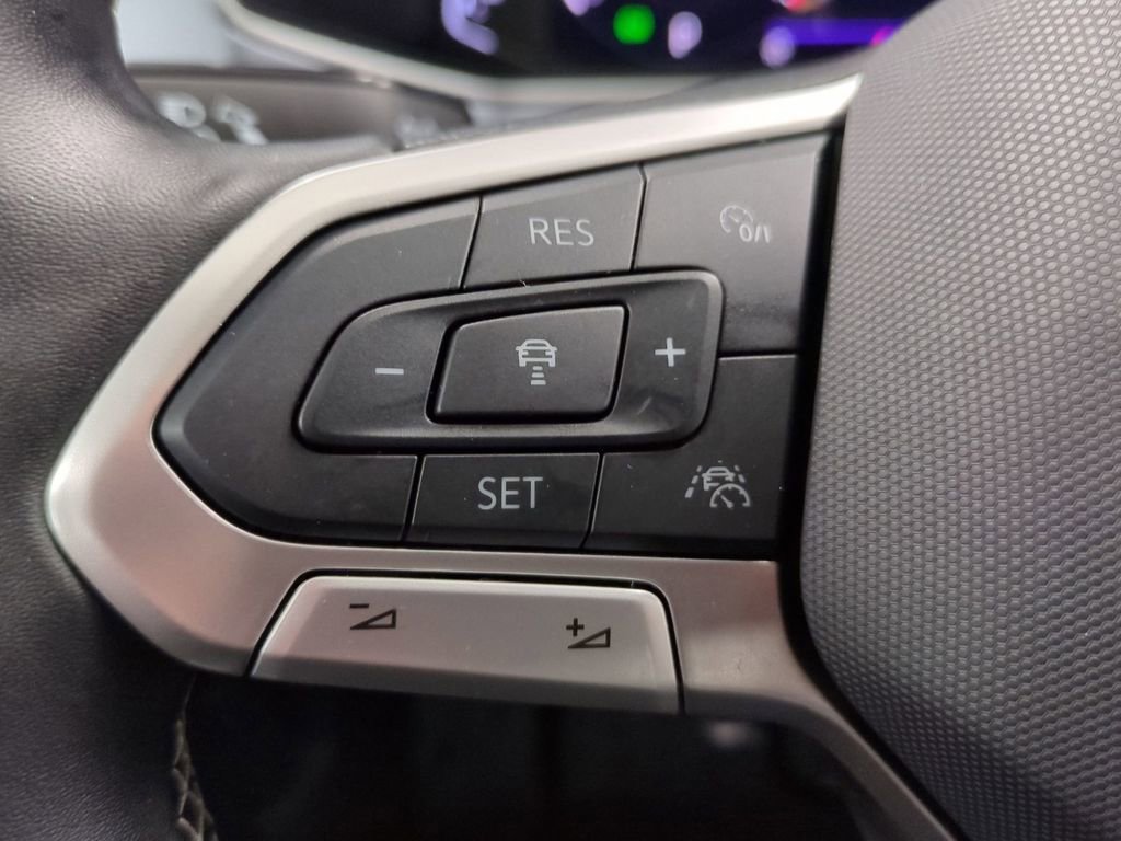 Used 2025 Volkswagen Taos SEL image 19