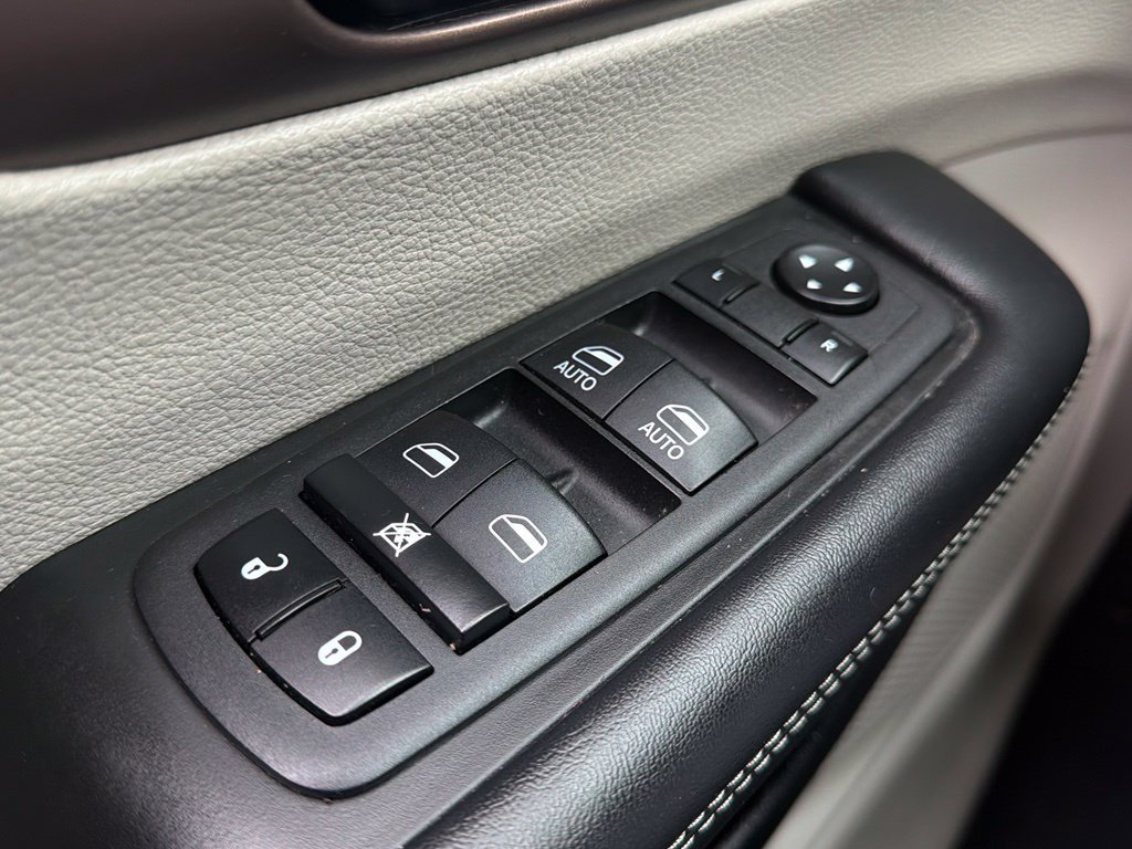 Used 2023 Chrysler Voyager LX FWD image 9