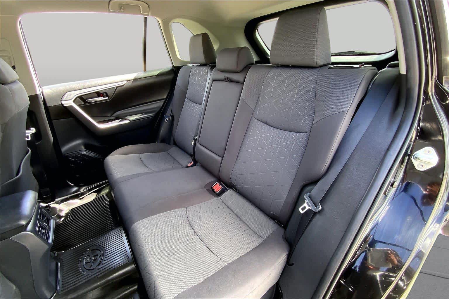 Used 2021 Toyota RAV4 XLE w/ XLE Grade Weather Package AWD/4WD image 20