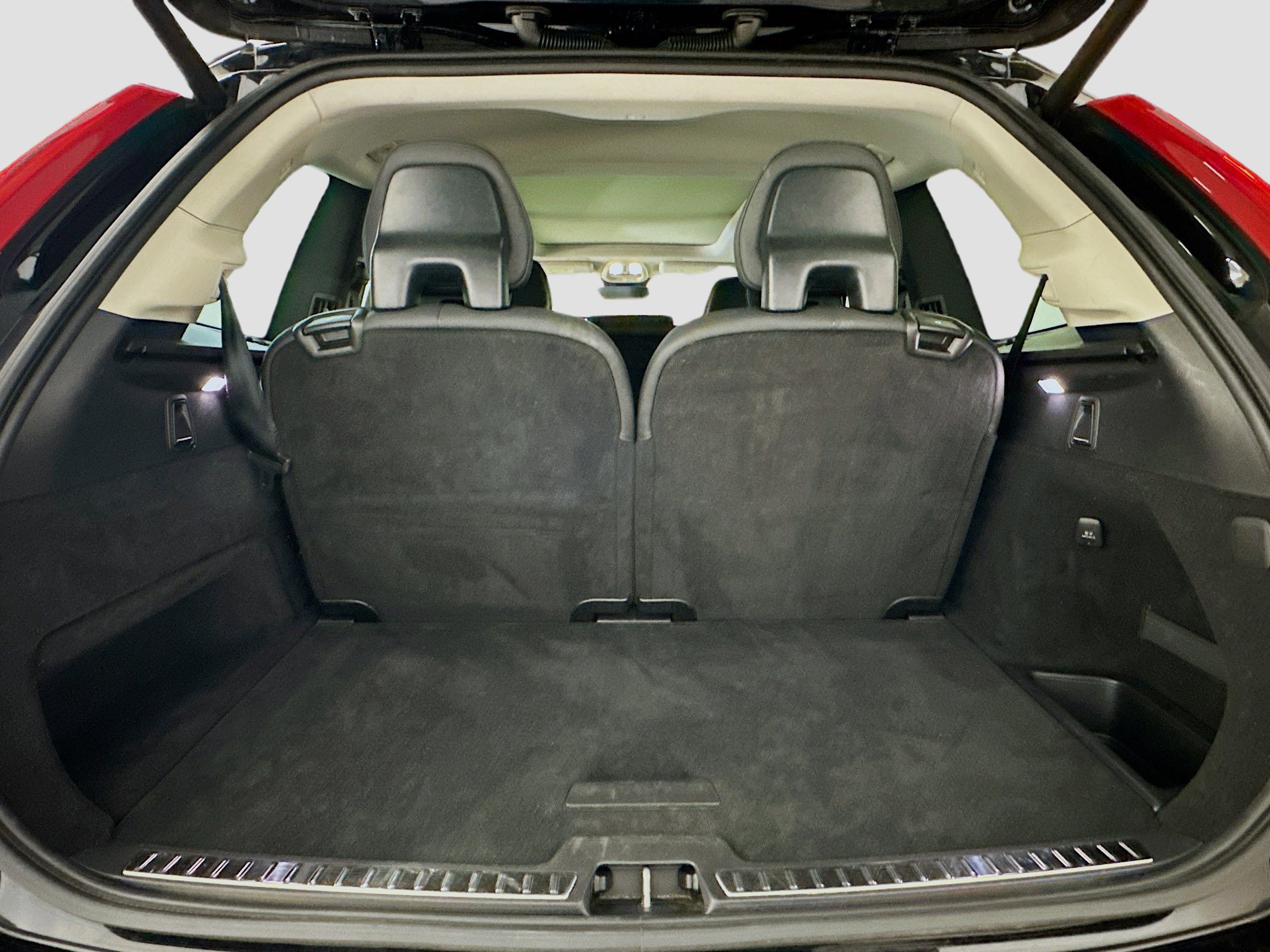 Used 2025 Volvo XC90 B6 Plus image 32