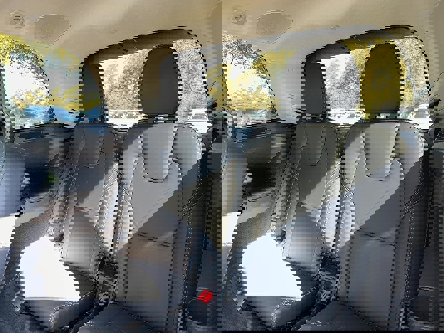 Certified 2023 Volvo XC90 B6 Ultimate w/ Lounge Package image 15