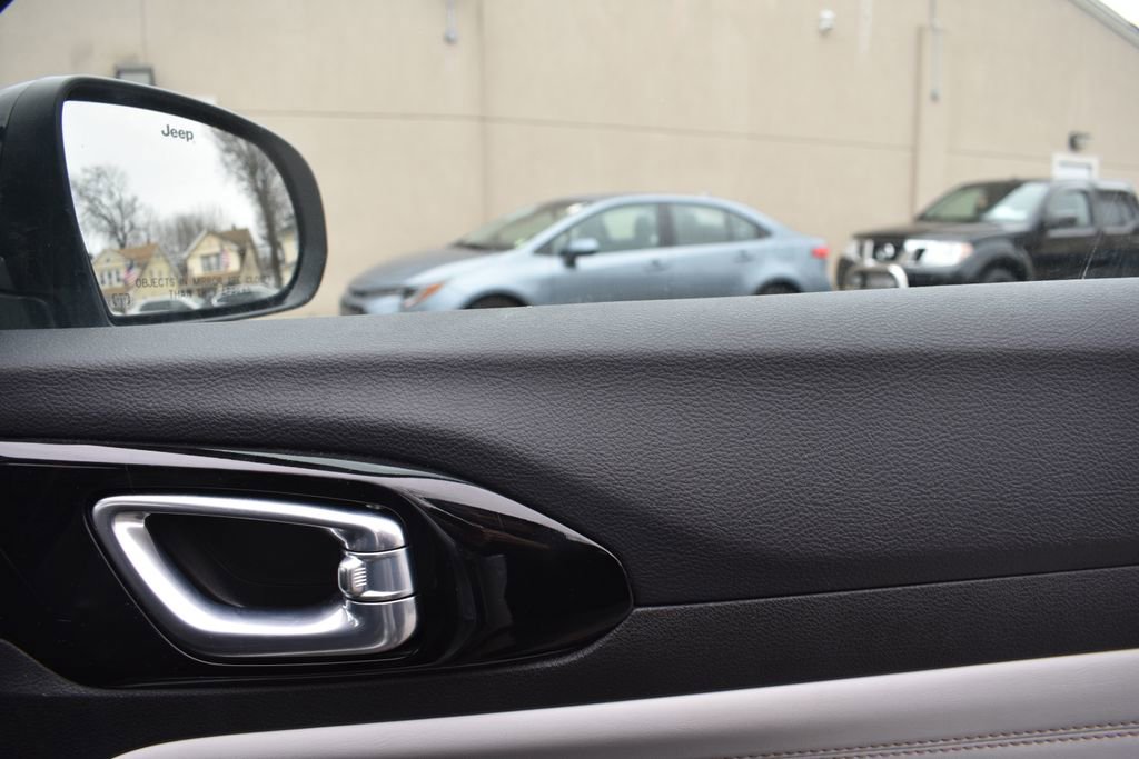 Used 2025 Jeep Compass Limited image 21