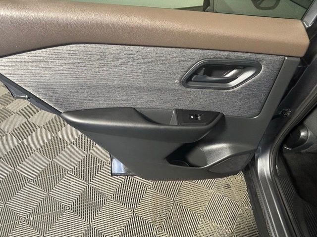 Used 2023 Nissan Rogue S image 22