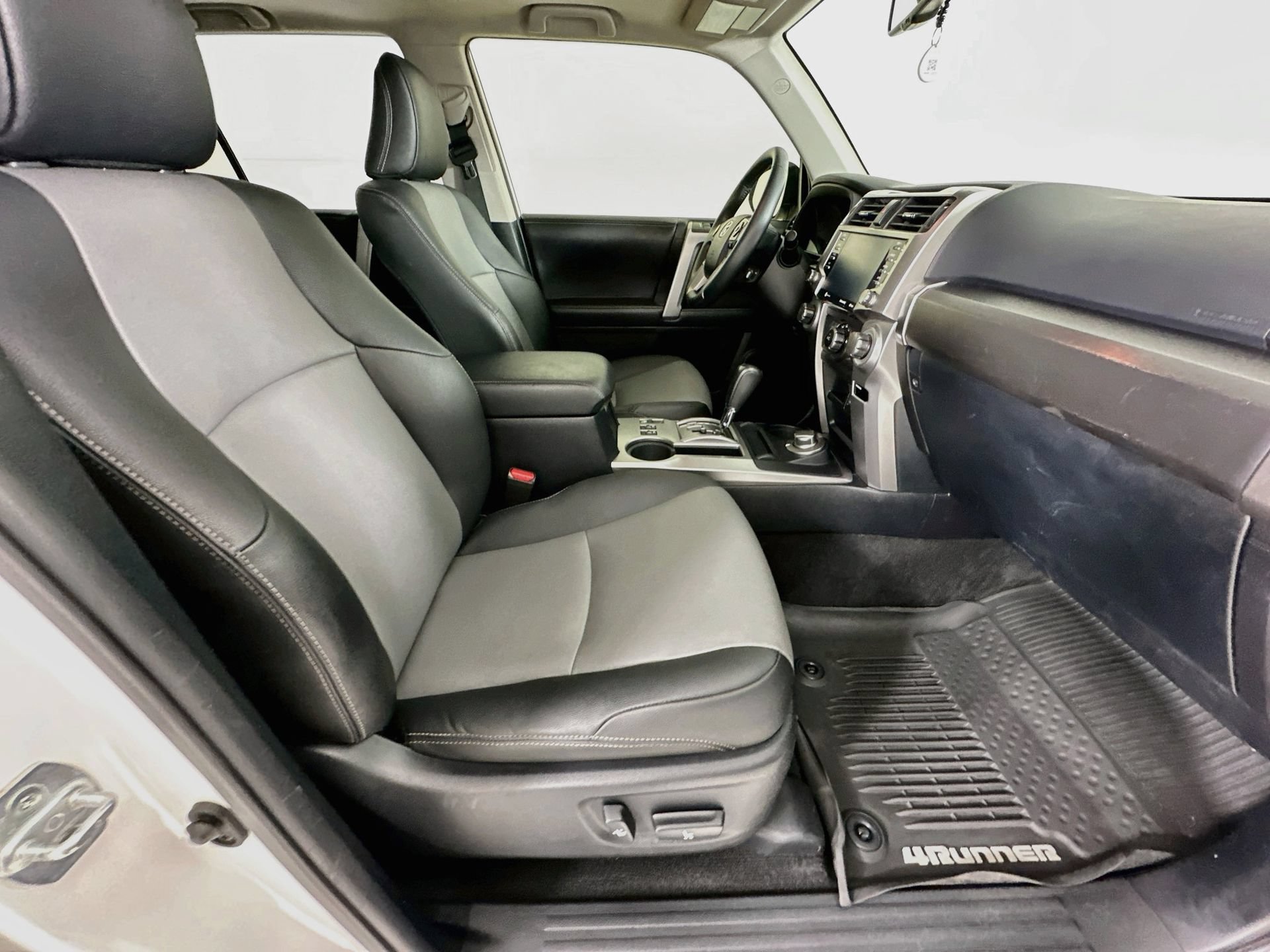 Used 2020 Toyota 4Runner SR5 Premium w/ Moonroof Package AWD/4WD image 30