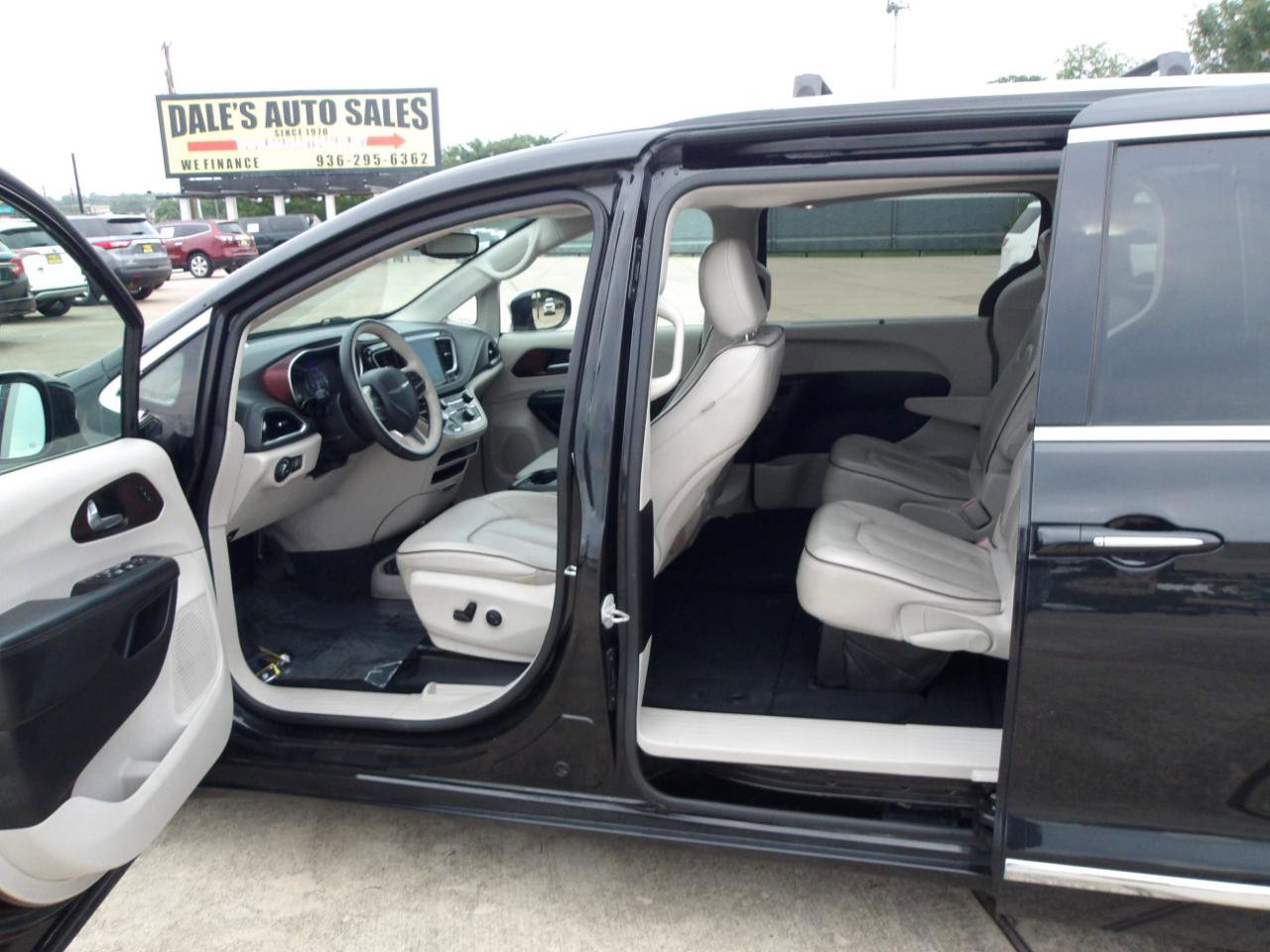 Used 2020 Chrysler Pacifica Limited FWD image 15