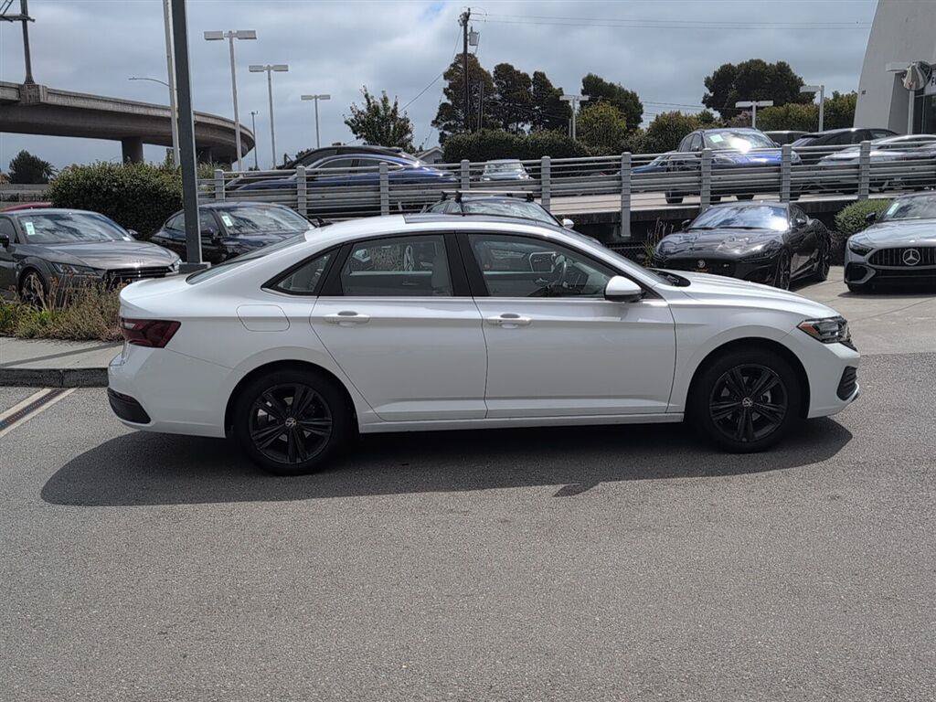 Used 2023 Volkswagen Jetta SE w/ Panoramic Sunroof Package FWD image 5