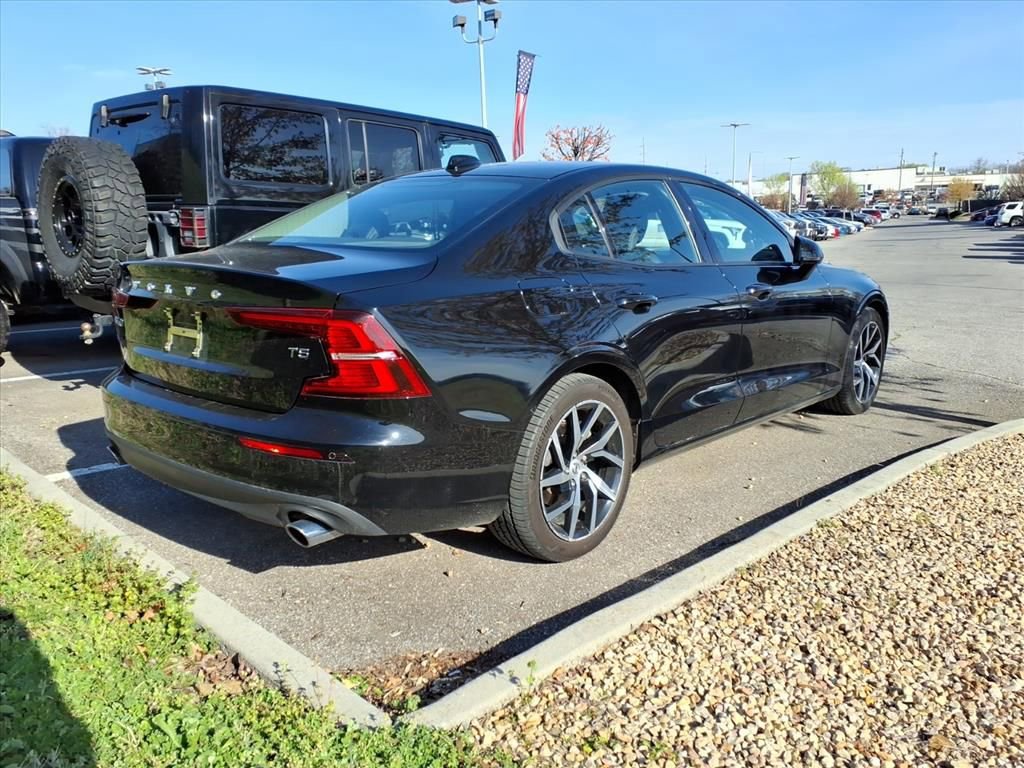 Used 2020 Volvo S60 T5 Momentum image 2