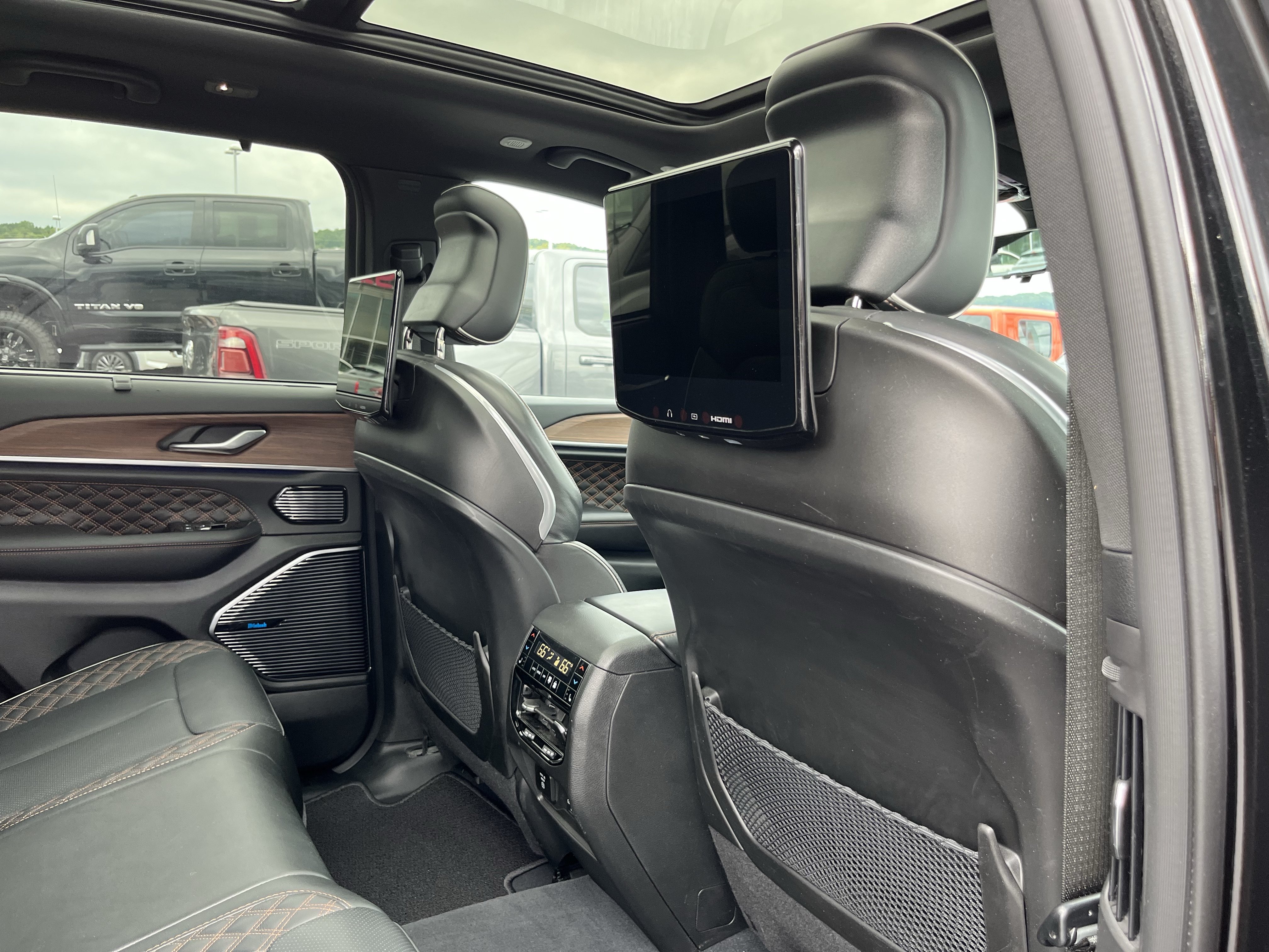 Used 2023 Jeep Grand Cherokee Summit w/ Advanced Protech Group IV AWD/4WD image 5