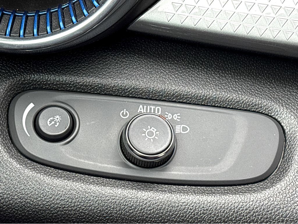 Used 2025 Chevrolet Trax LT FWD image 11