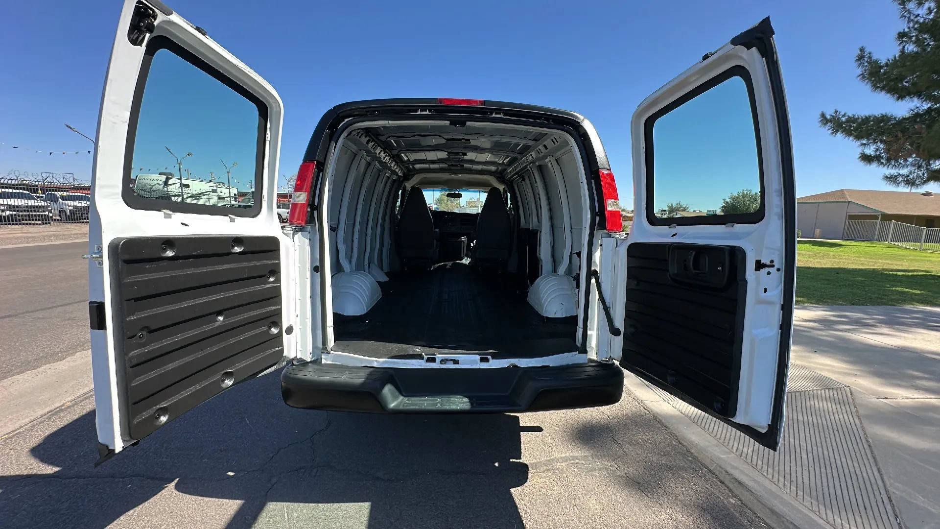 Used 2020 GMC Savana 2500 w/ Driver Convenience Package RWD image 4