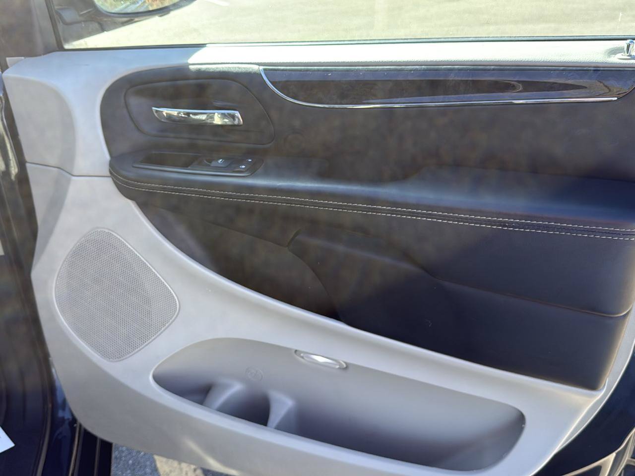 Used 2014 Chrysler Town & Country Touring-L FWD image 27