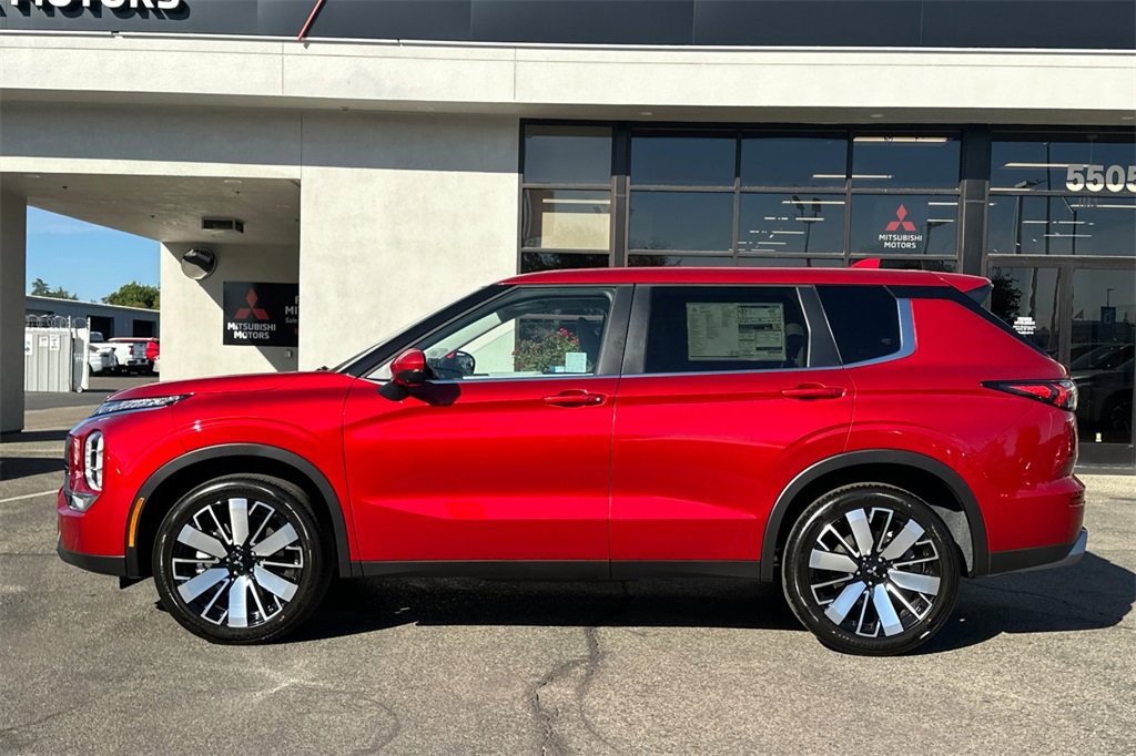 New 2025 Mitsubishi Outlander SE image 8