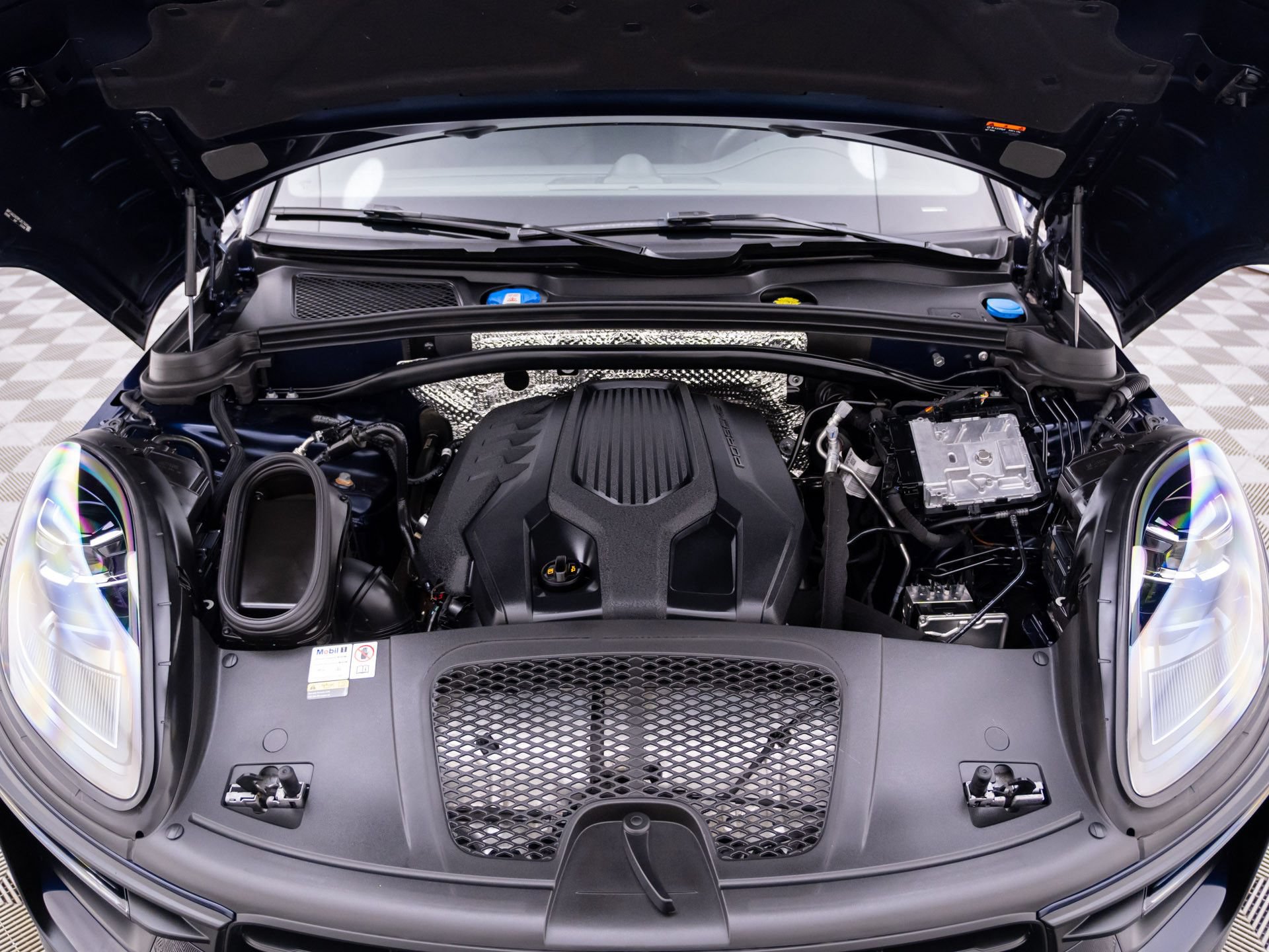 Certified 2023 Porsche Macan AWD/4WD image 30