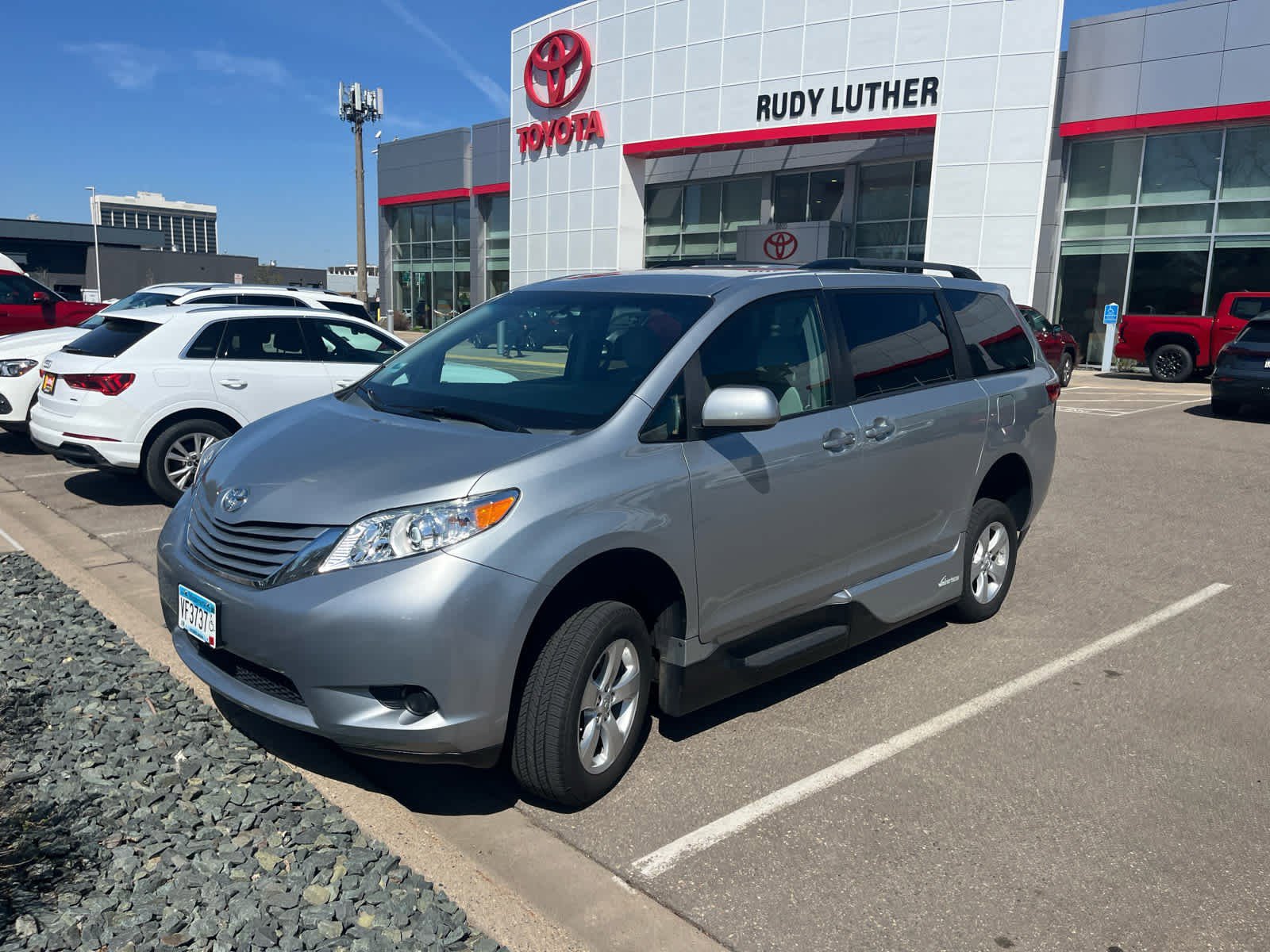 Used 2015 Toyota Sienna LE FWD image 3