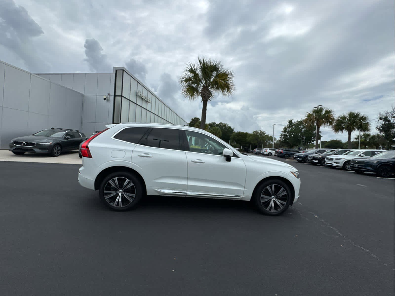 Used 2023 Volvo XC60 B5 Plus AWD/4WD image 17