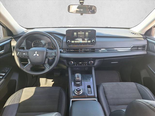 Used 2023 Mitsubishi Outlander SE FWD image 16